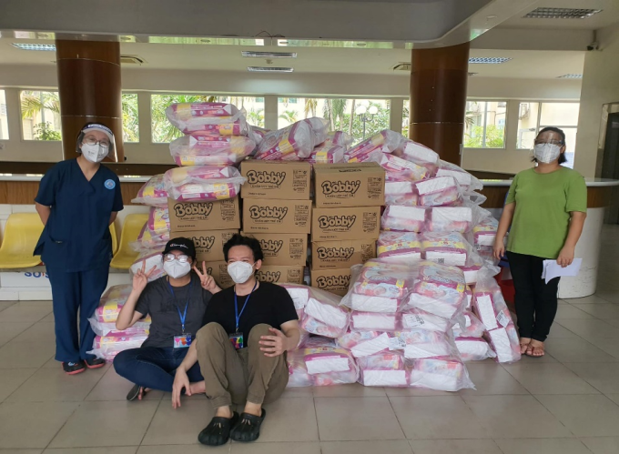 Các nhân viên y tế tại Bệnh viện Hùng Vương nhận lô hàng tã trẻ em và khăn ướt.