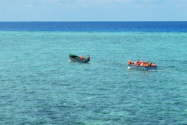 Tàu cá cùng 9 ngư dân mắc cạn trên bãi rạn ở Trường Sa