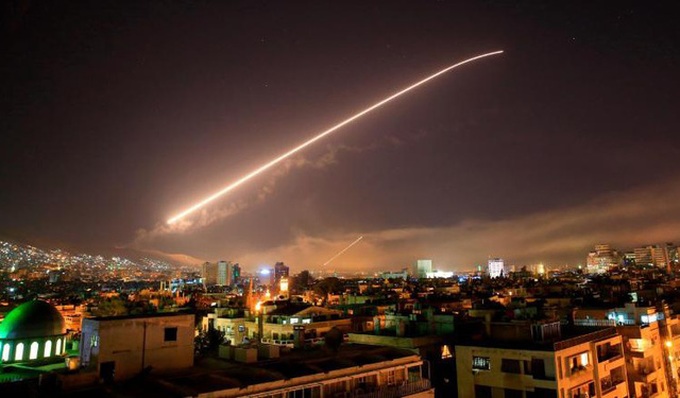 hình ảnh được cho là tên lửa bay trên bầu trời Syria ngày 14/4 (Ảnh: AP)