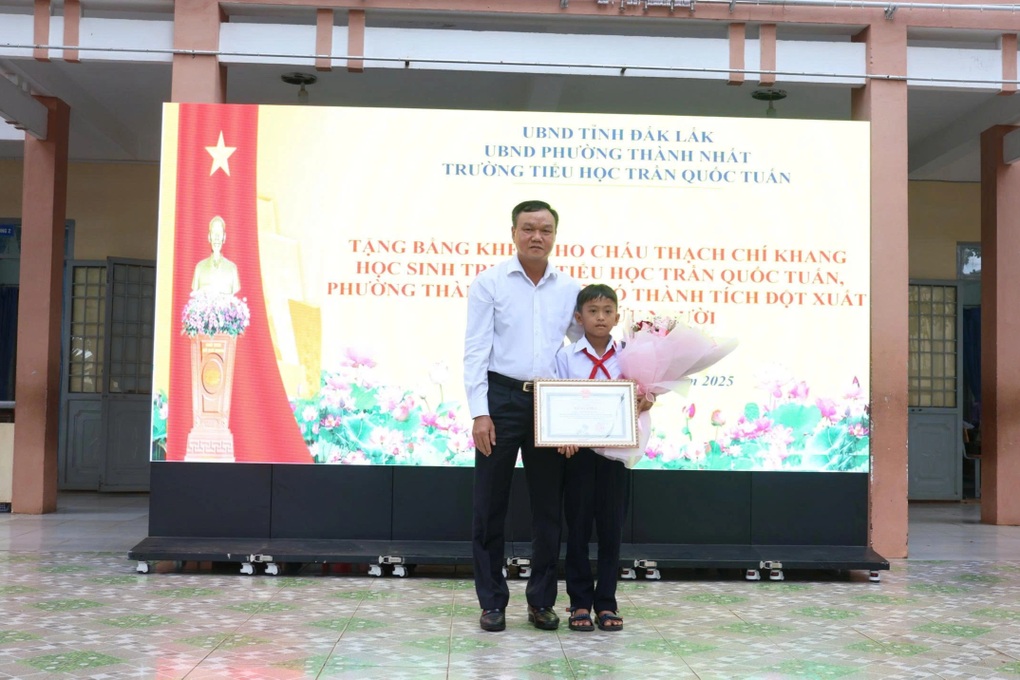 Tặng bằng khen, sổ tiết kiệm cho học sinh cứu bạn trong vụ thảm sát - 1 Tặng bằng khen, sổ tiết kiệm cho học sinh cứu bạn trong vụ thảm sát - 1