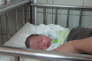 Cứu sống bé sơ sinh nặng chưa đầy 7 lạng
