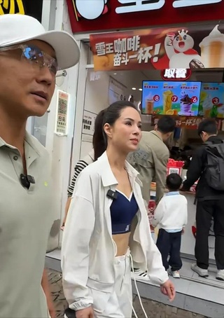 "Tiểu Long Nữ" Lý Nhược Đồng khoe vòng eo đáng mơ ước ở tuổi 59 - 4