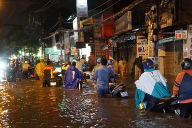 Công nhân thoát nước rơi nước mắt, bà Nguyễn Thị Quyết Tâm nói lời xin lỗi