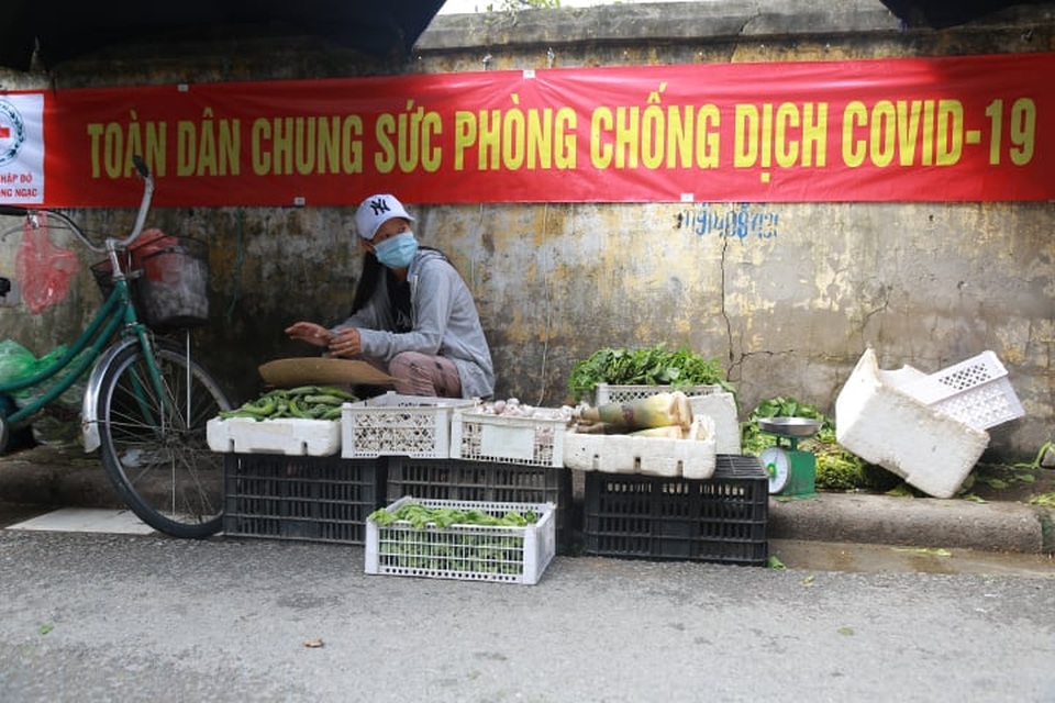“Phố chợ” Hà Nội lập chốt nhắc nhở, tặng khẩu trang người dân - 10 “Phố chợ” Hà Nội lập chốt nhắc nhở, tặng khẩu trang người dân - 10