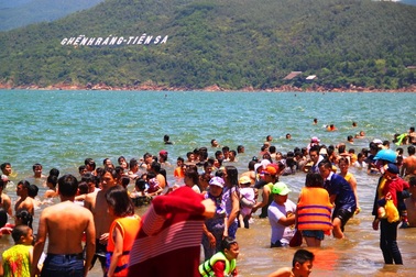 Hàng vạn người đổ xô tắm biển xả xui ngày Tết Đoan Ngọ