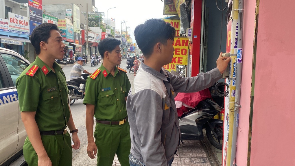 Nhóm người mỗi đêm dán 10.000 tờ quảng cáo hút hầm cầu phải đi bóc gỡ - 2 Nhóm người mỗi đêm dán 10.000 tờ quảng cáo hút hầm cầu phải đi bóc gỡ - 2