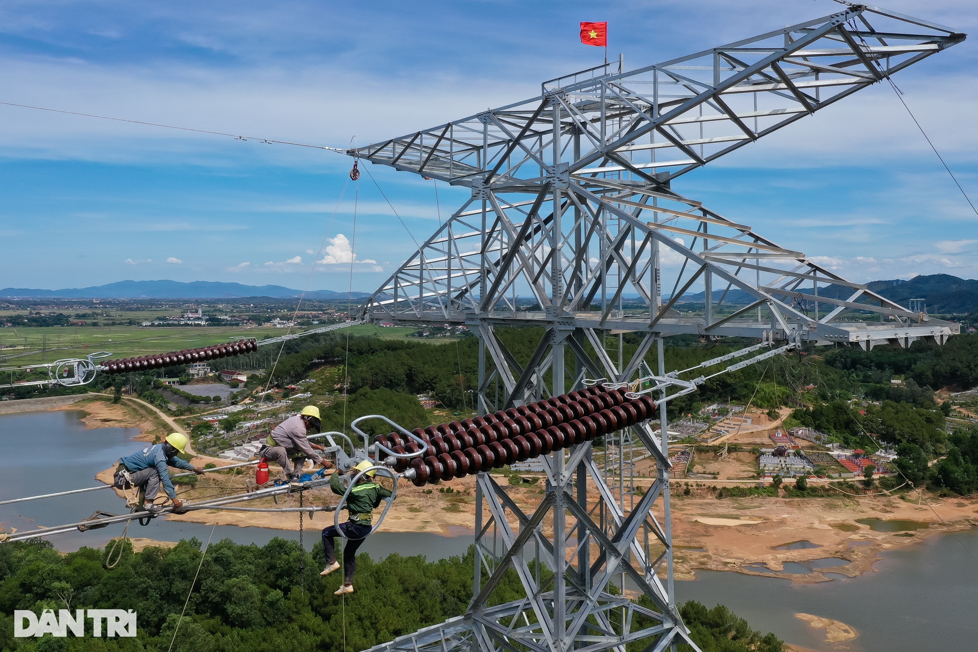 Những chú ong thợ trên đường dây 500kV mạch 3 - 1 Những chú ong thợ trên đường dây 500kV mạch 3 - 1