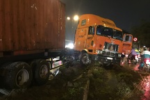 Xe container mất lái khi đổ dốc cầu trong mưa lớn