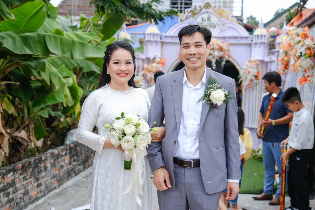 Chàng trai tự tay chụp ảnh mẹ lên xe hoa khiến nhiều người xúc động - 5 Chàng trai tự tay chụp ảnh mẹ lên xe hoa khiến nhiều người xúc động - 5