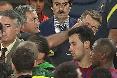 Những khoảnh khắc Mourinho "vấy bẩn" hình ảnh Real Madrid