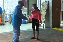 Cảnh sát giao thông Bình Dương đưa bé trai bị bỏng rộp cơ thể đi cấp cứu