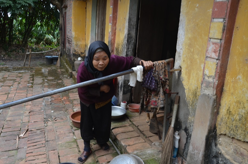 Chú chó thông minh nhiều lần cứu mạng cụ bà bị liệt chăm con bại não - 1 Chú chó thông minh nhiều lần cứu mạng cụ bà bị liệt chăm con bại não - 1
