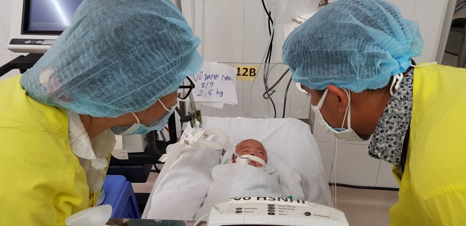 Bé trai bị bỏ rơi ở sân chùa: Người mẹ bật khóc khi được nhận lại con - 5 Bé trai bị bỏ rơi ở sân chùa: Người mẹ bật khóc khi được nhận lại con - 5