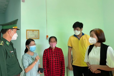 Trao tặng nhà trước Tết Nguyên đán cho gia đình nghèo huyện biên giới