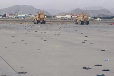 Bức hình ám ảnh ở sân bay Afghanistan ngày hỗn loạn