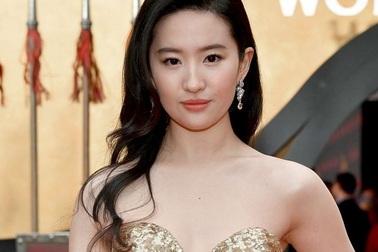 Nhan sắc gây tranh cãi của Lưu Diệc Phi trong ngày công chiếu “Mộc Lan”