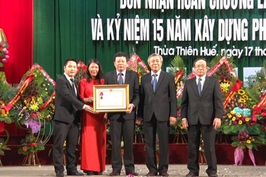 Trường CĐ nghề Du lịch Huế nhận Huân chương Lao động hạng Nhì