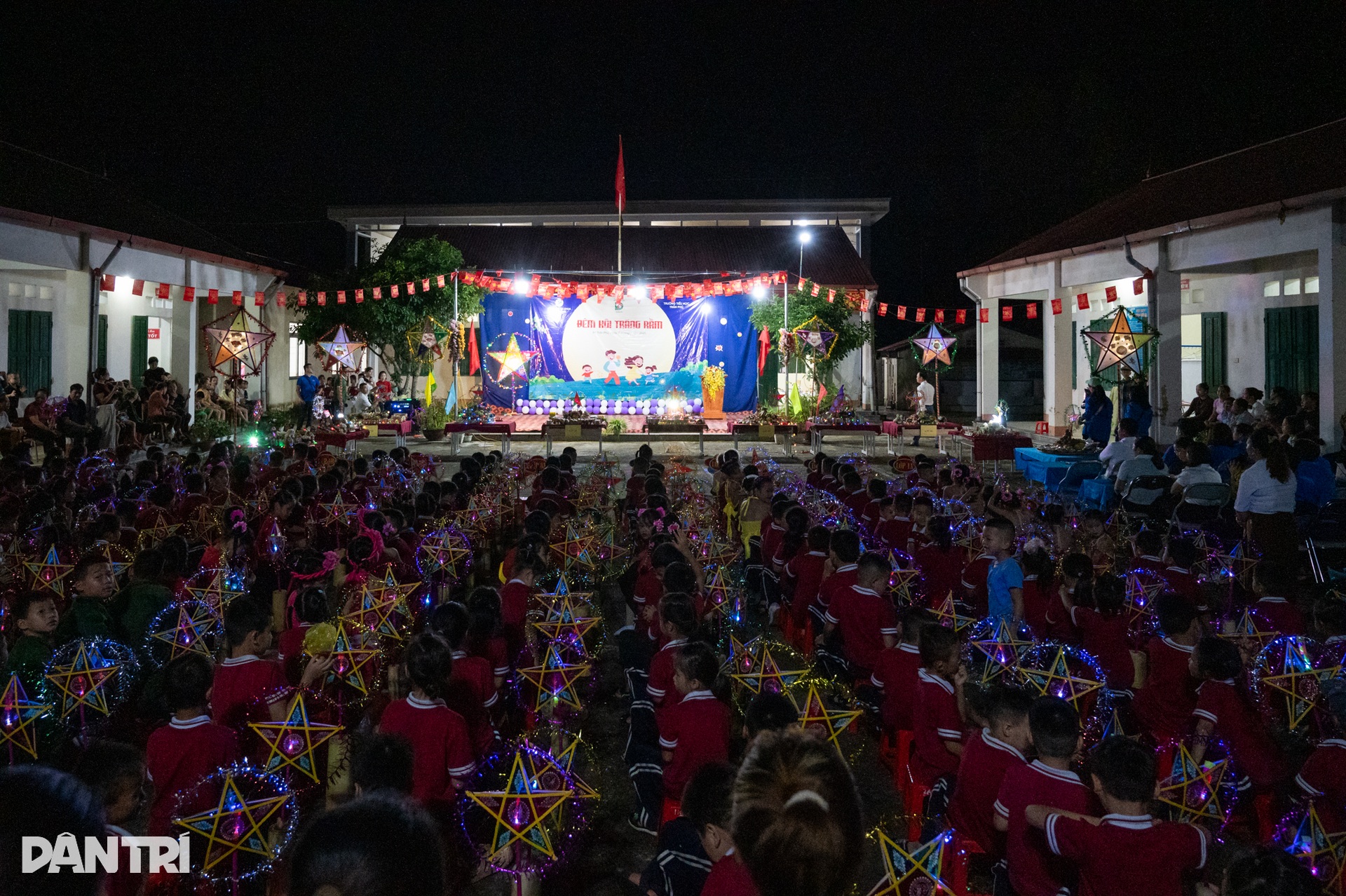 Trung thu tới sớm với 230 em nhỏ vùng cao dưới ánh đèn ông sao lung linh - 3 Trung thu tới sớm với 230 em nhỏ vùng cao dưới ánh đèn ông sao lung linh - 3
