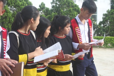 Thí sinh vùng cao ôn tập ngày đêm trước cuộc “vượt vũ môn”