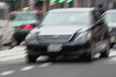 Đoàn hộ tống Thủ tướng Nhật cúi chào người dân nhường đường