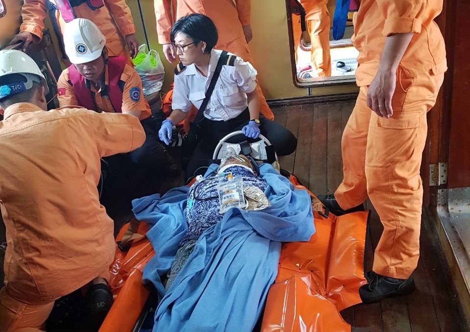 Cứu thành công nam du khách Nhật Bản bị nạn ngoài khơi Nha Trang - 1 Cứu thành công nam du khách Nhật Bản bị nạn ngoài khơi Nha Trang - 1