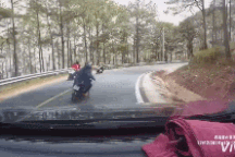 Xe máy suýt lao xuống vực vì không giảm tốc độ khi ôm cua trên đèo