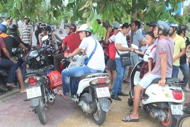 Ngáo đá khỏa thân xông vào cửa hàng cố thủ, lấy dao kề vào cổ mình