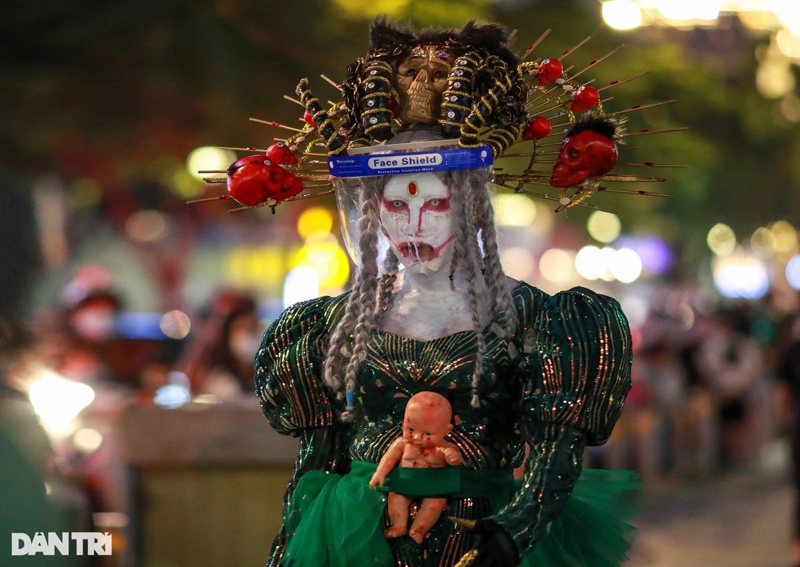 Giới trẻ TPHCM hóa trang kỳ dị chơi Halloween sớm trên phố Nguyễn Huệ - 10 Giới trẻ TPHCM hóa trang kỳ dị chơi Halloween sớm trên phố Nguyễn Huệ - 10
