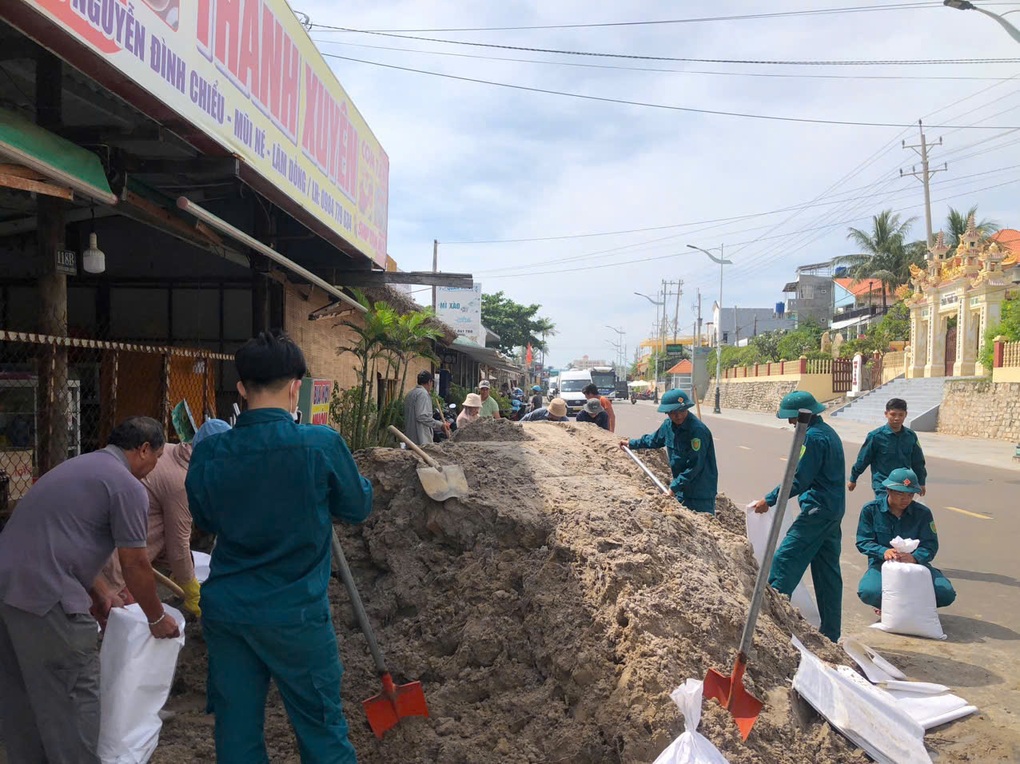 Kè biển Mũi Né bị sóng đánh sập, Lâm Đồng yêu cầu sơ tán dân - 2