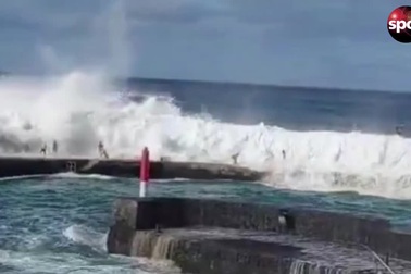 Đám đông tụ tập ở cầu cảng ngắm cảnh bị sóng lớn cuốn trôi, 3 người tử vong