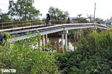 Sau tiếng động lớn, phát hiện 2 thanh niên tử vong dưới kênh