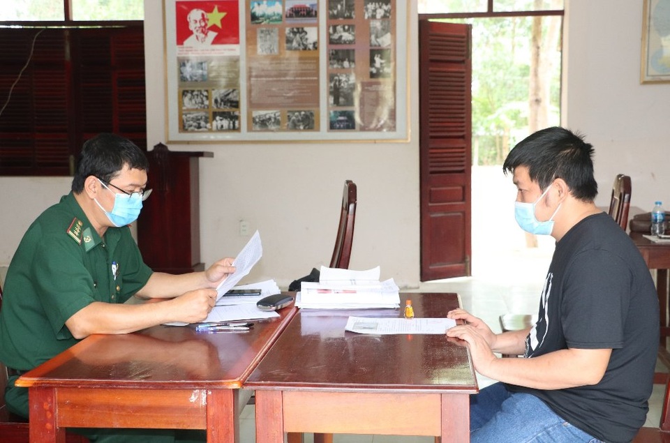 Đồn trưởng biên phòng thông tin vụ 20 đối tượng làm loạn chốt để cướp hàng - 1 Đồn trưởng biên phòng thông tin vụ 20 đối tượng làm loạn chốt để cướp hàng - 1