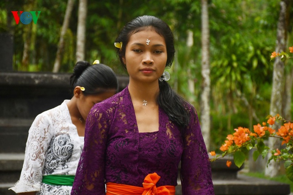 Ngành du lịch chao đảo, 90% nhân viên các khách sạn tại Bali mất việc - 1