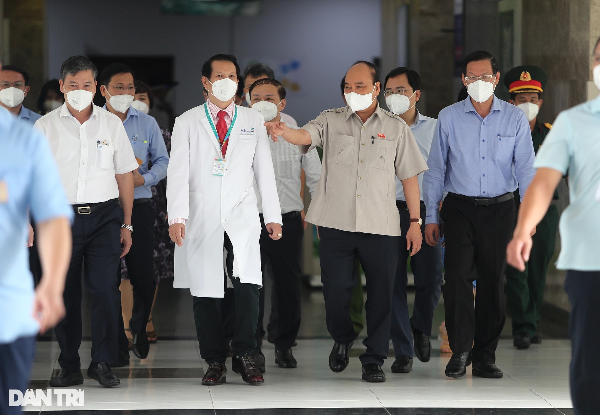 Chủ tịch nước Nguyễn Xuân Phúc thăm hỏi, tặng quà bệnh nhi tại TPHCM - 2 Chủ tịch nước Nguyễn Xuân Phúc thăm hỏi, tặng quà bệnh nhi tại TPHCM - 2