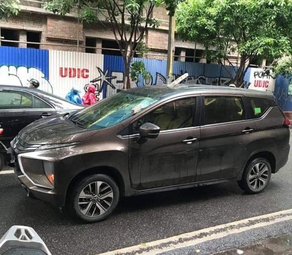 Hà Nội: Thanh sắt dài 2m rơi từ cao xuống, chọc xuyên nóc ô tô trên phố - 1