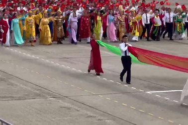 Đen Vâu và Hoàng Thùy Linh rạng rỡ vẫy cờ trên Quảng trường Ba Đình