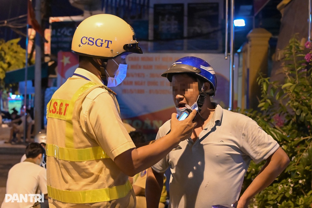 Uống 1 lon bia mừng xuất viện, người đàn ông ở TPHCM bị phạt 2,5 triệu đồng - 3 Uống 1 lon bia mừng xuất viện, người đàn ông ở TPHCM bị phạt 2,5 triệu đồng - 3