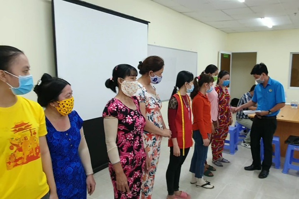 Do dịch Covid-19, LĐLĐ Bạc Liêu xuống tận nhà máy trao quà Tết công nhân - 1 Do dịch Covid-19, LĐLĐ Bạc Liêu xuống tận nhà máy trao quà Tết công nhân - 1