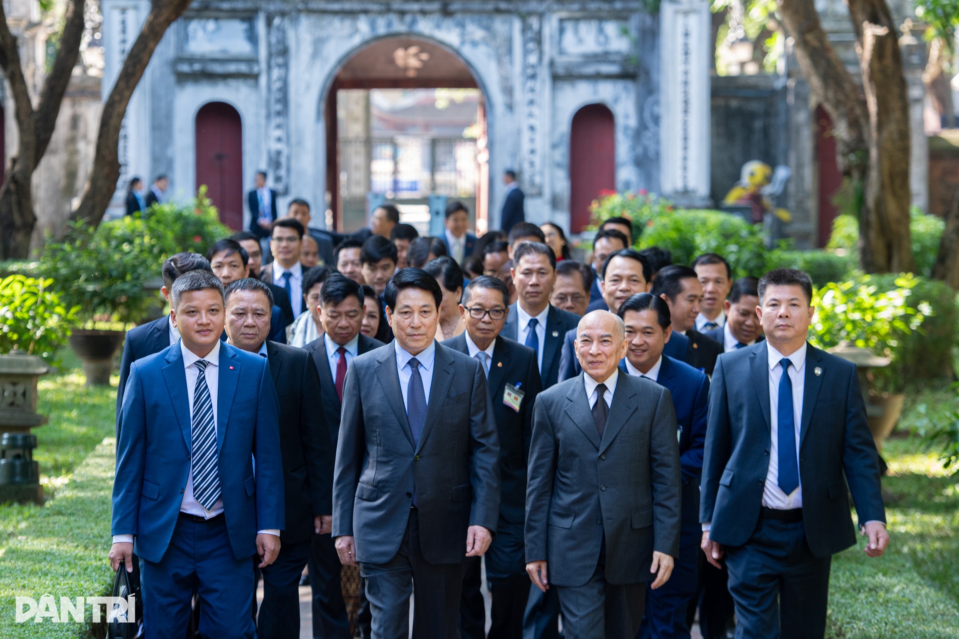 Chủ tịch nước Lương Cường và Quốc vương Campuchia thưởng trà ở Văn Miếu - 2 Chủ tịch nước Lương Cường và Quốc vương Campuchia thưởng trà ở Văn Miếu - 2
