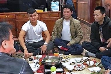 Sau chiến thắng, cầu thủ Quang Hải giản dị về thăm nhà