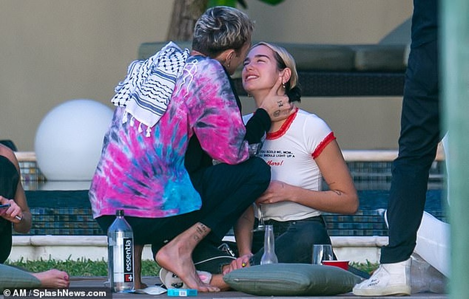 Dua Lipa tình tứ hôn bạn trai trong buổi tập yoga - 2 Dua Lipa tình tứ hôn bạn trai trong buổi tập yoga - 2