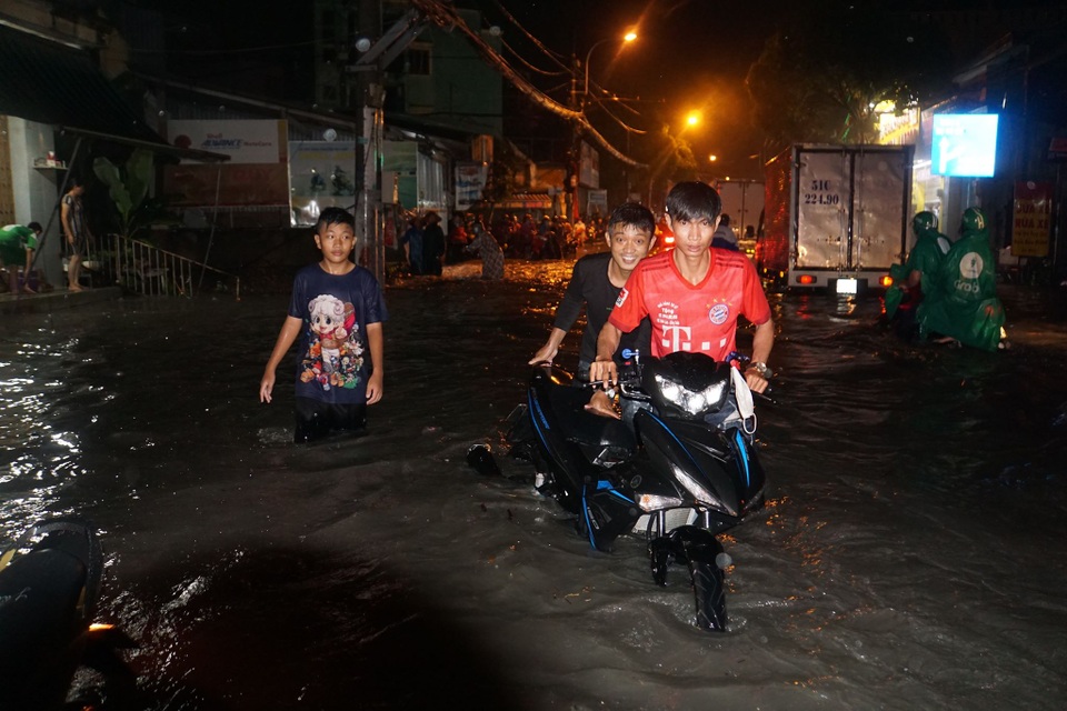 Sau cơn mưa như trút, phía đông Sài Gòn chìm trong biển nước - 5