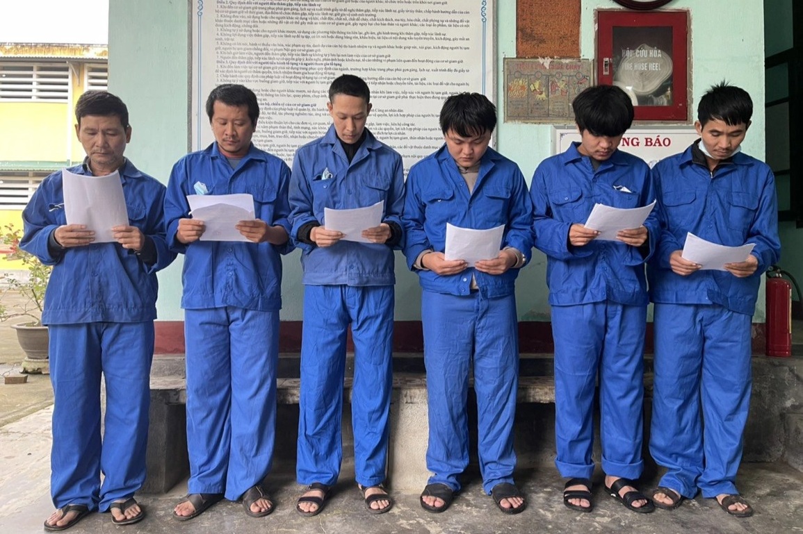 10.000 người đặt mua tài liệu, giấy tờ giả từ đường dây làm giả cực lớn - 2 10.000 người đặt mua tài liệu, giấy tờ giả từ đường dây làm giả cực lớn - 2