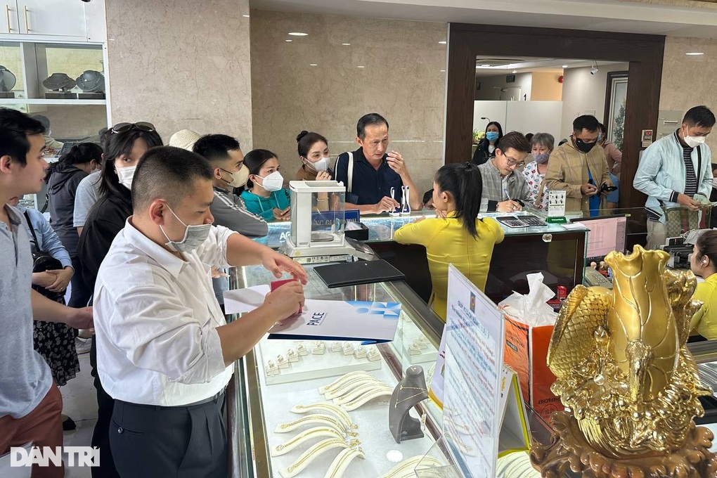 Giá vàng tăng nóng, cửa hàng ở TPHCM chỉ bán cho mỗi người 5 chỉ - 2 Giá vàng tăng nóng, cửa hàng ở TPHCM chỉ bán cho mỗi người 5 chỉ - 2
