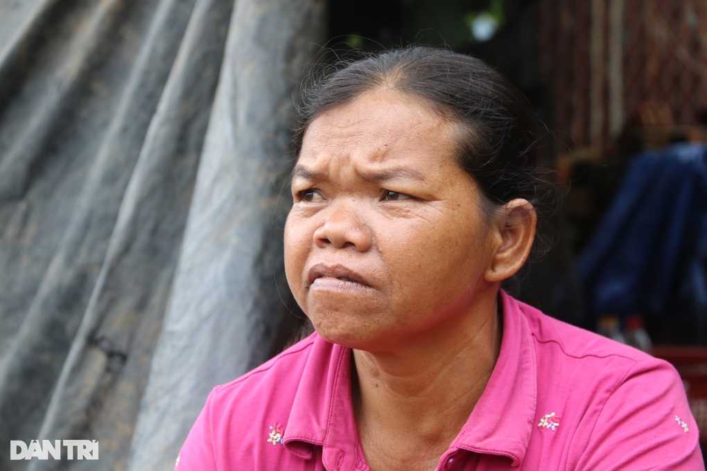 Hai đứa trẻ không cha, mơ một ngày không phải đi nhặt phân bò, bắt ốc - 8 Hai đứa trẻ không cha, mơ một ngày không phải đi nhặt phân bò, bắt ốc - 8
