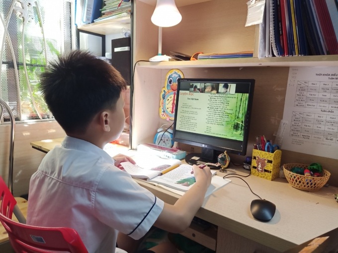 Học sinh học online trong mùa dịch Covid-19.