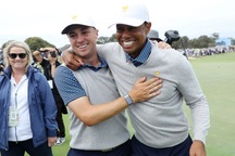 Làng golf thế giới hào hứng trước hình ảnh Tiger Woods tập luyện trở lại