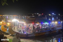 Du khách "tố" đi thuyền rồng chỉ được xem cảnh tối om trên sông Hương