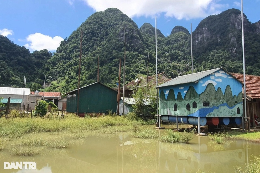 Xóm Nhà phao Báo Dân trí: Người dân chất gạo chuẩn bị đối phó mưa lũ - 5 Xóm Nhà phao Báo Dân trí: Người dân chất gạo chuẩn bị đối phó mưa lũ - 5