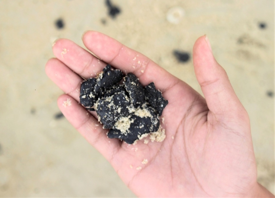 Dầu hắc vón cục xuất hiện trên bãi biển